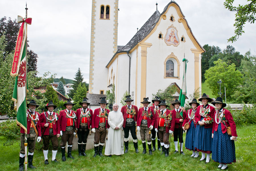 Foto aufgenommen in Vill, Fronleichnam 2011. Foto: Thomas Defner. von links: Fähnrich Werner Holzer, Obmann-Stv. Herwig Zöttl, Zeugwart Oswald Pircher, Schriftführerin-Stv. Lt. Herwig Drexel, Oberleutnant Christoph Wegscheider, Pfarrer Magnus Roth OPraem, Hauptmann Wolfgang Kalous, Kassier Lt. Martin Schwaiger, Thomas Moyle, Obmann Lothar Zimak, Jungschützen-Fähnrich, Jungschützenbetreuerin Marketenderin Anna-Maria Zimak, Schriftführerin Sonja Pircher, Marketenderin Stefanie Kalous.